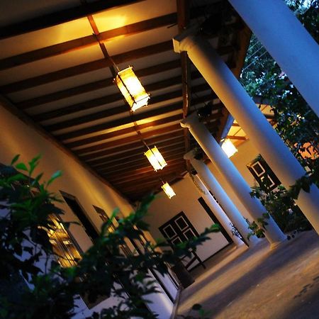 The Courtyard Villa 锡吉里亚 外观 照片